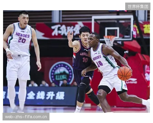 篮板优势转化为二次进攻得分,成为本赛季强队取胜的重要战术指标。 篮板优势转化为二次进攻得分,成为本赛季强队取胜的重要战术指标。